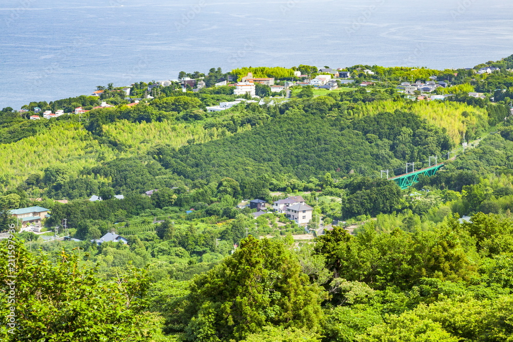 海と山を一望する高台ロケーションで開放的な眺望