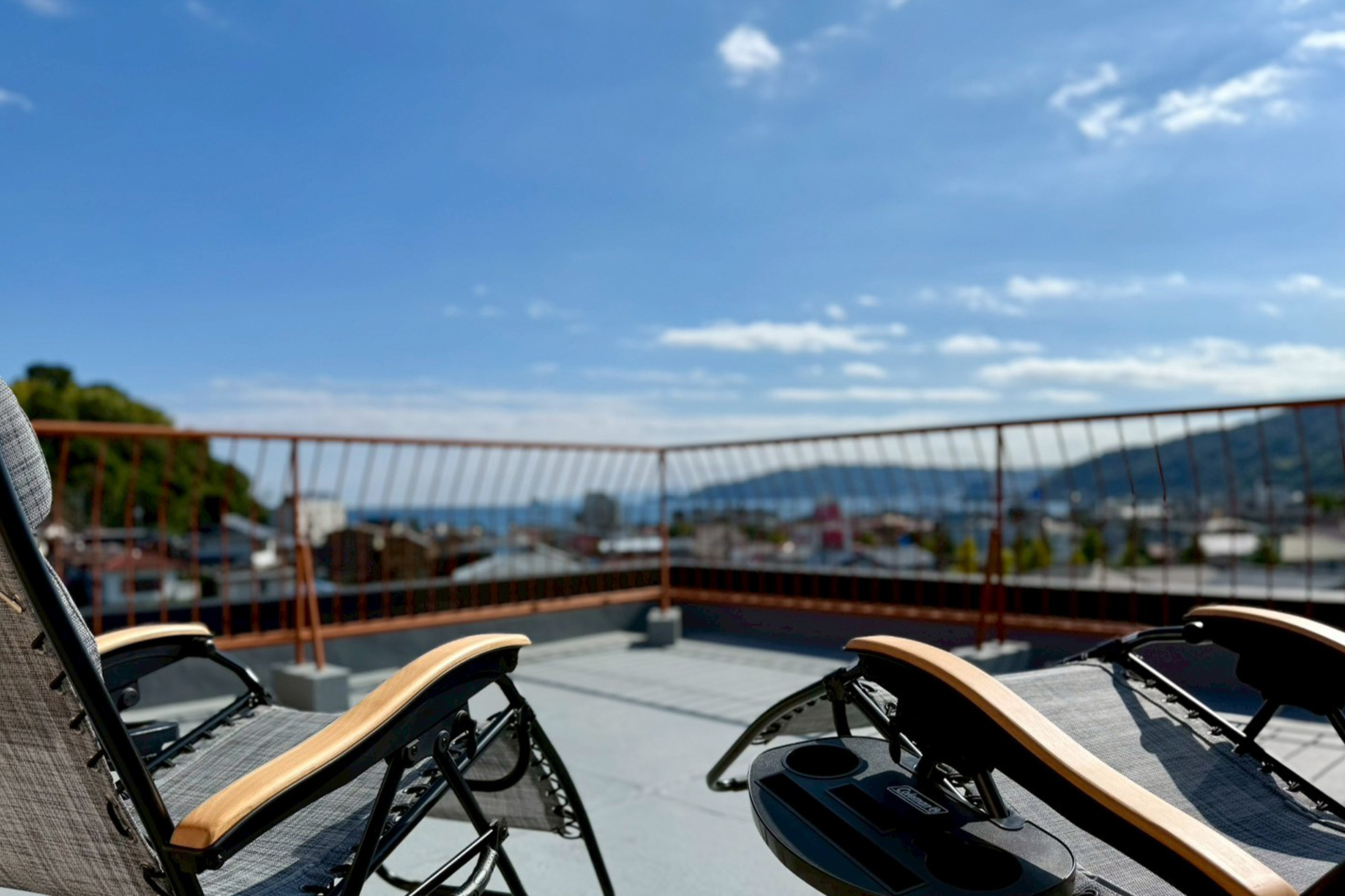 屋上から望むのは、青く広がる海と穏やかな山並み