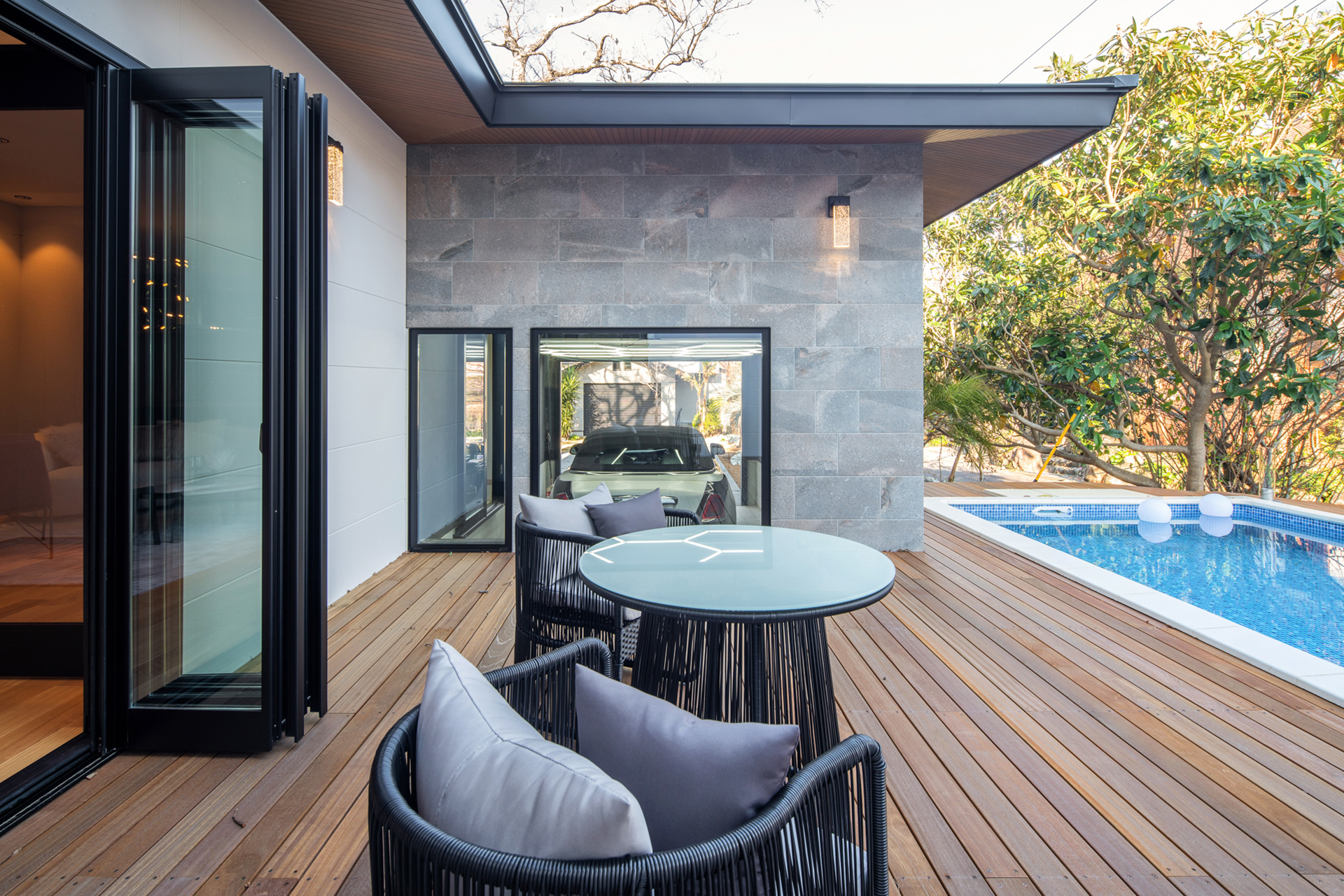 4LDKヴィラ＋3LDKガレージハウスの2棟構成