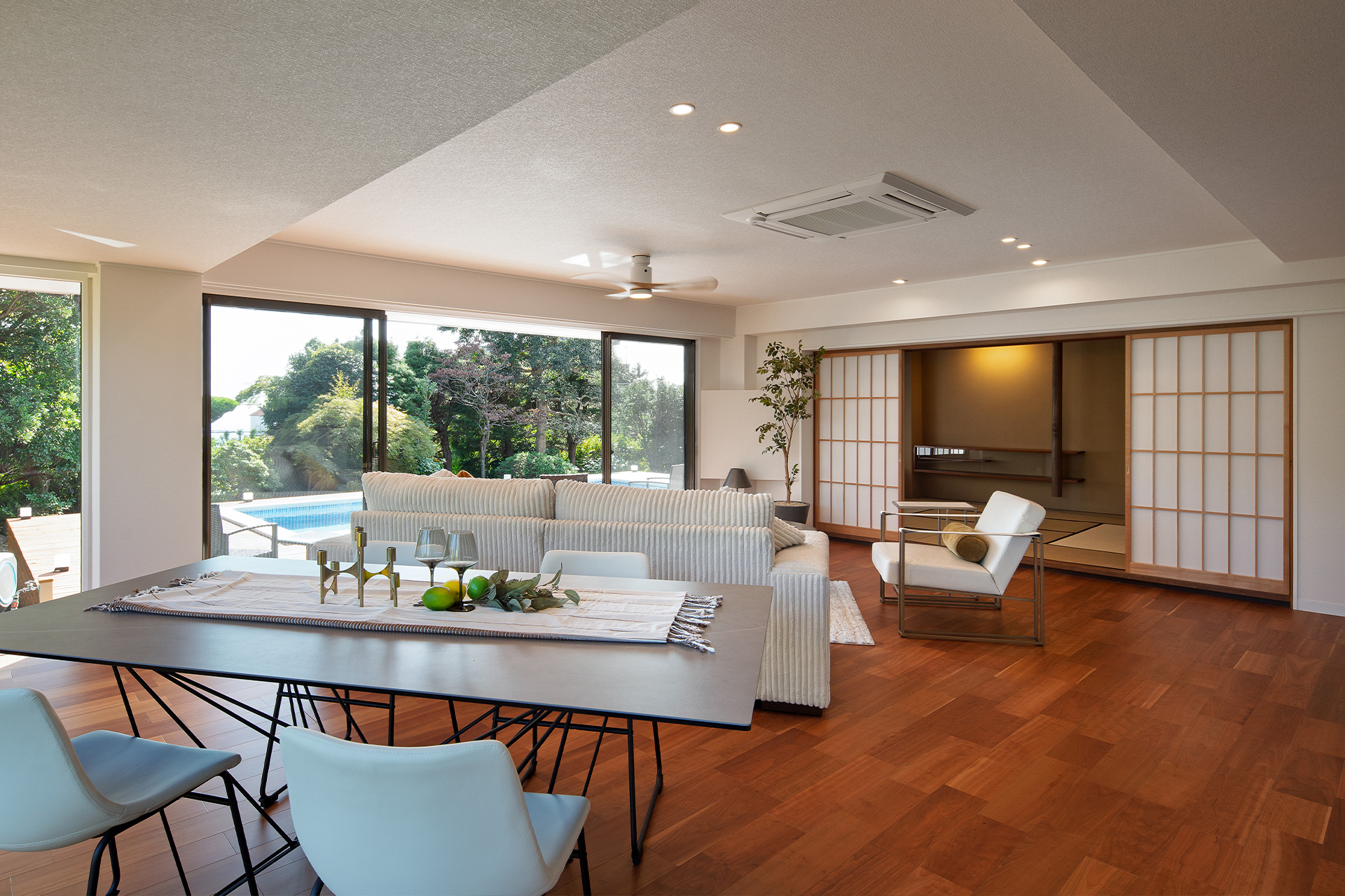 和と洋が融合した木・鉄筋コンクリート造瓦葺平屋建邸宅