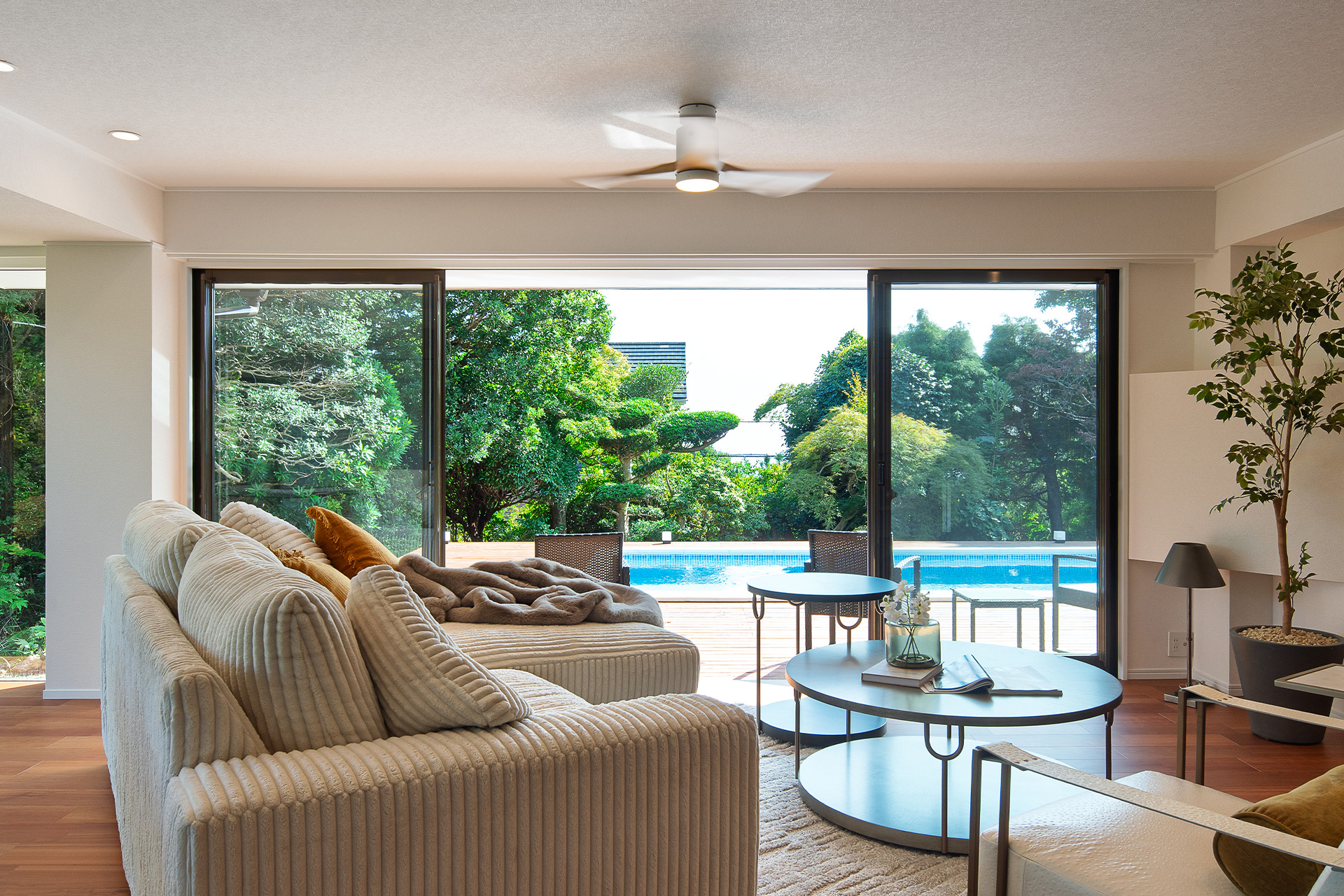 大開口から眺めるプールでリゾート空間を演出