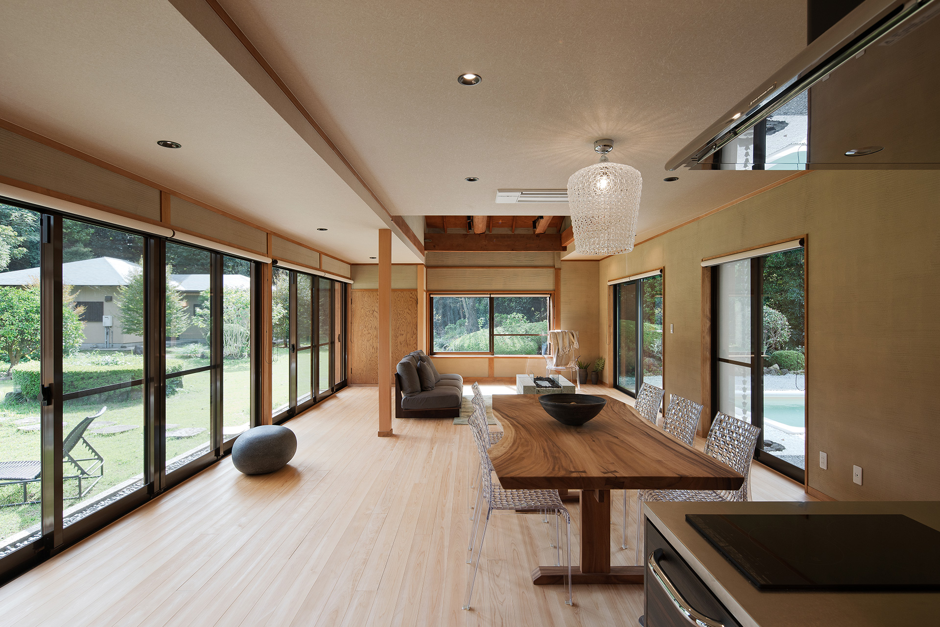 広大な敷地に佇む日本家屋2棟