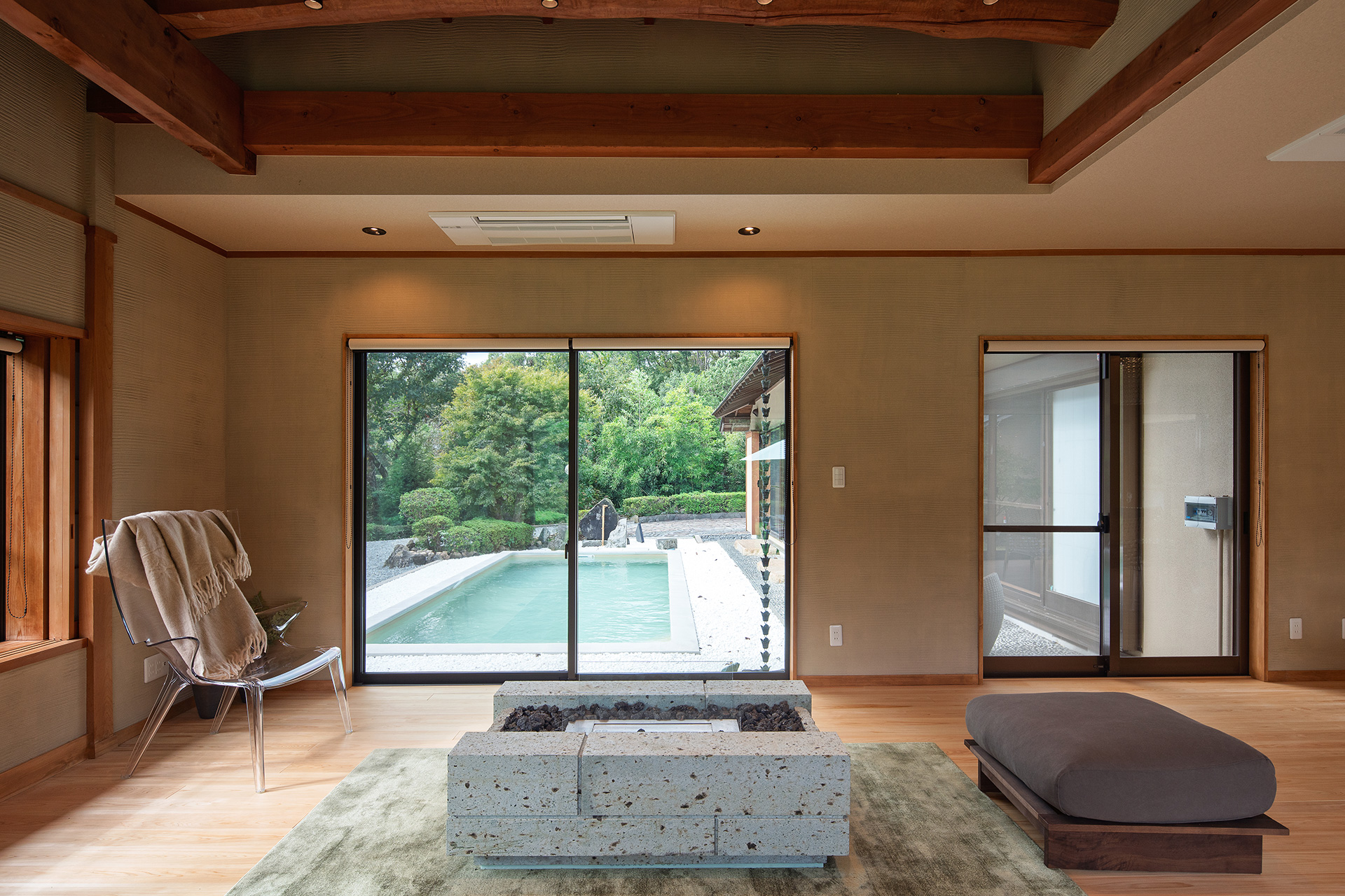 温泉と庭にはプールがあり緑に癒される贅沢空間が広がっています