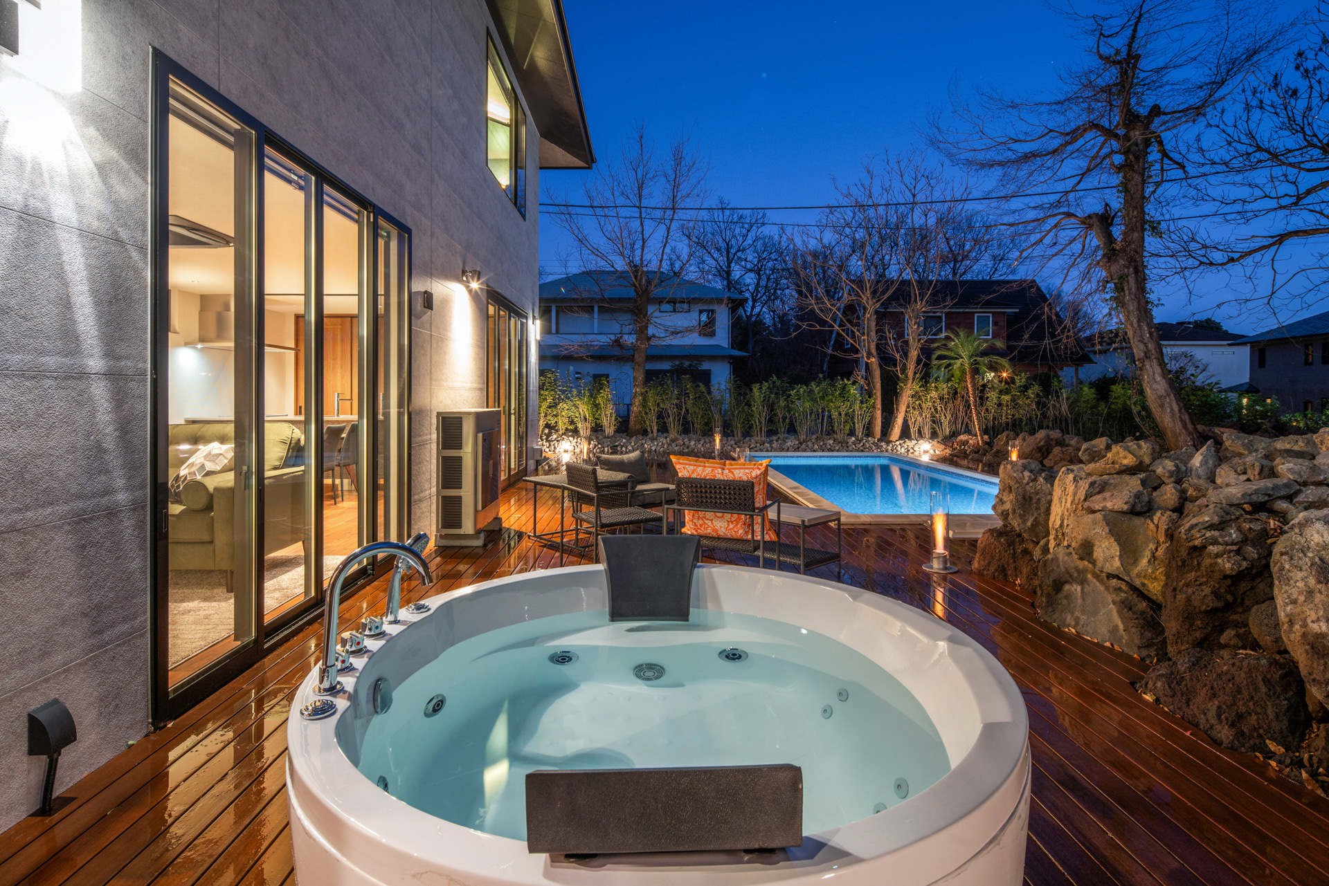 引き湯温泉・屋外プール・ジャグジーを一棟に集約