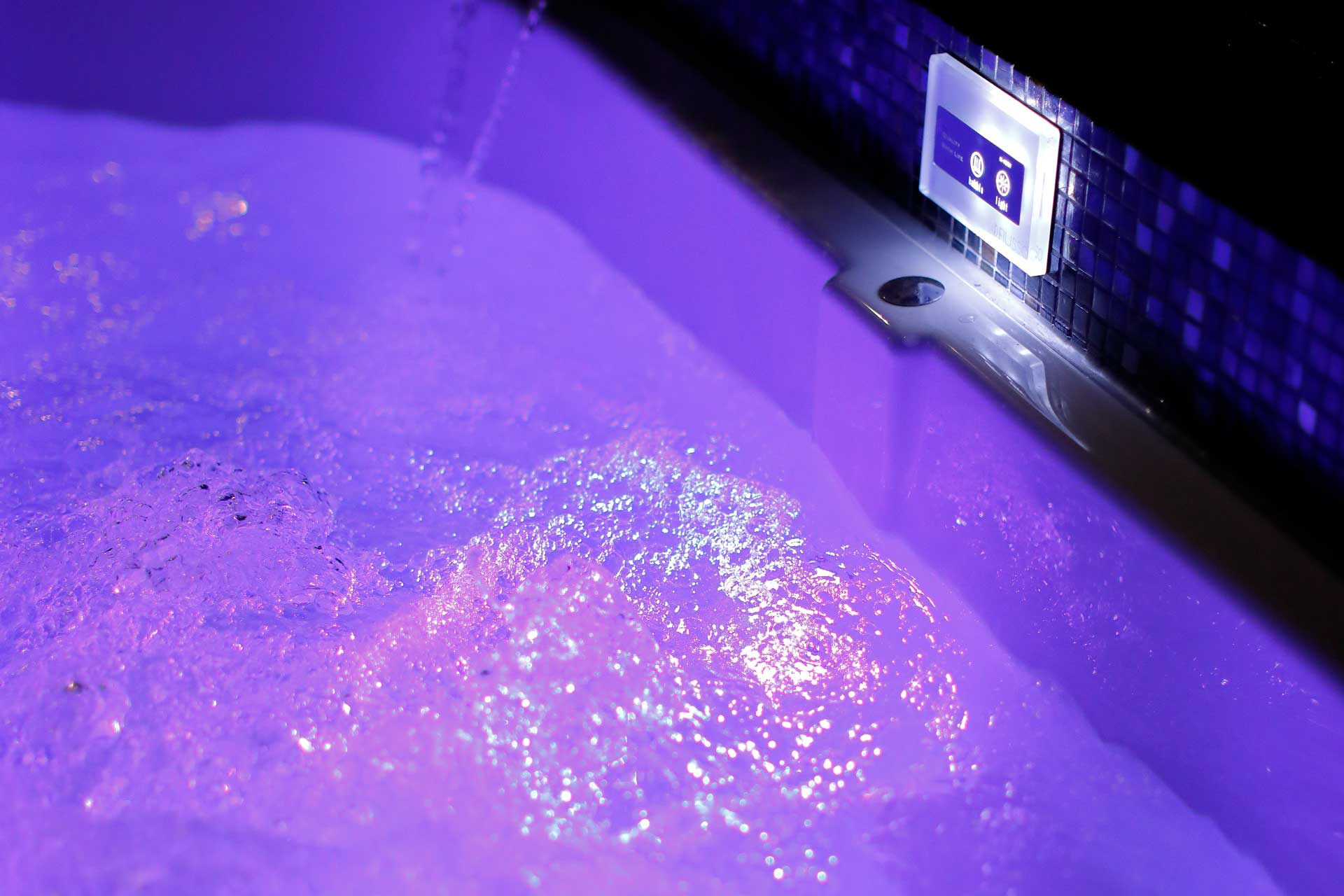 湖畔のジャグジー付プライベートプール・サウナ完備