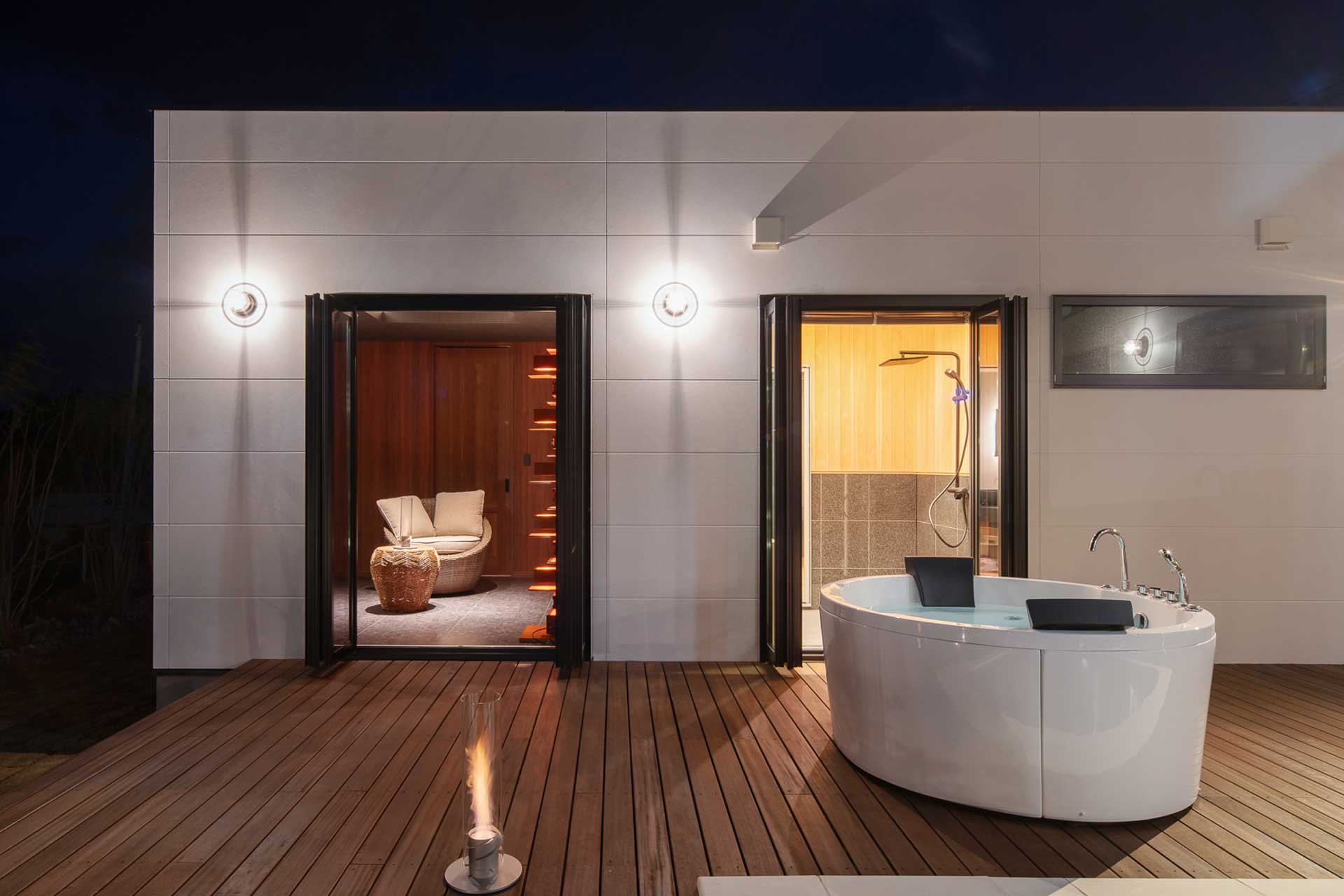 屋外プールやジャグジー、ビルトインガレージなど、洗練された設備を完備