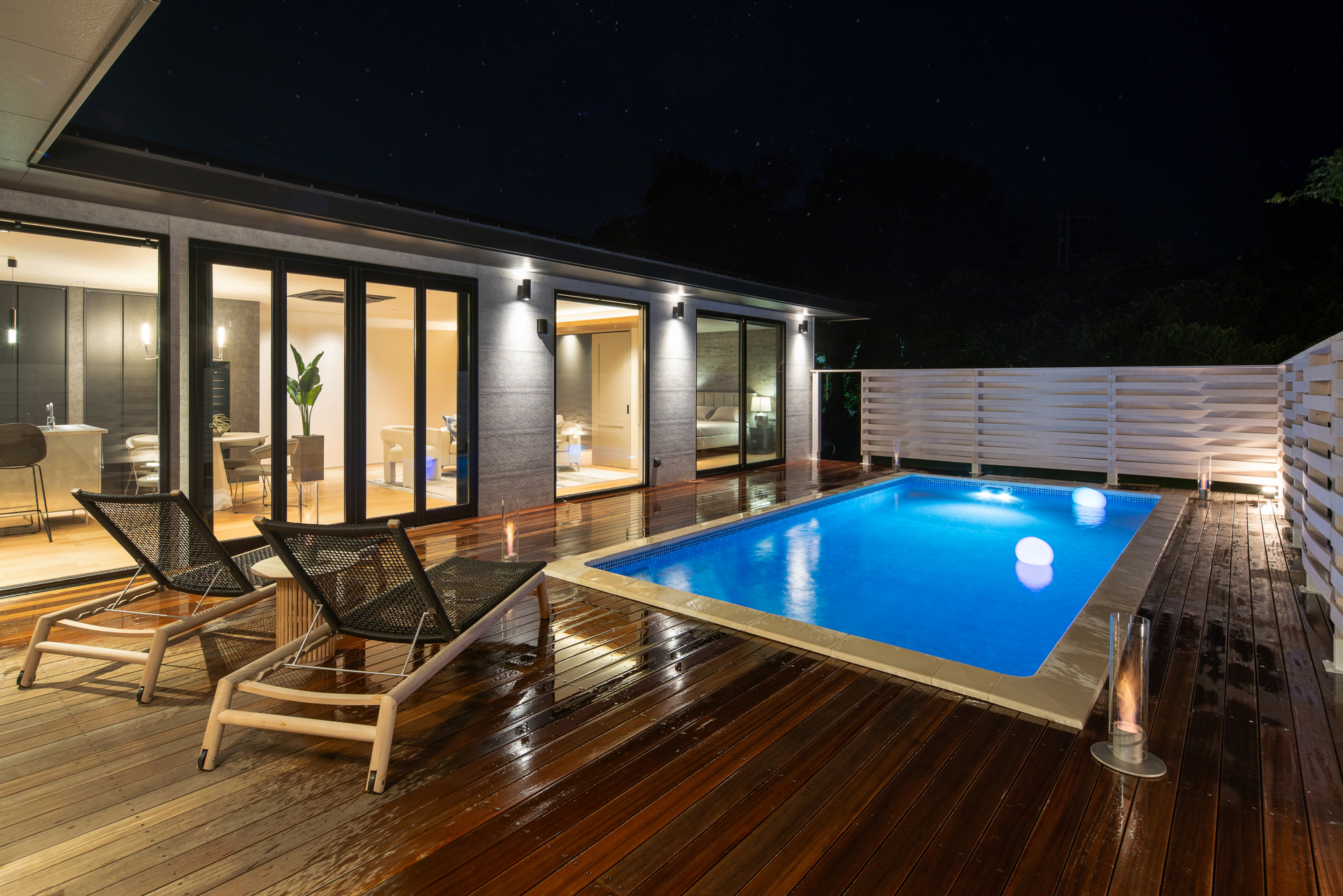 緑に抱かれたジャグジー付きプライベートプール