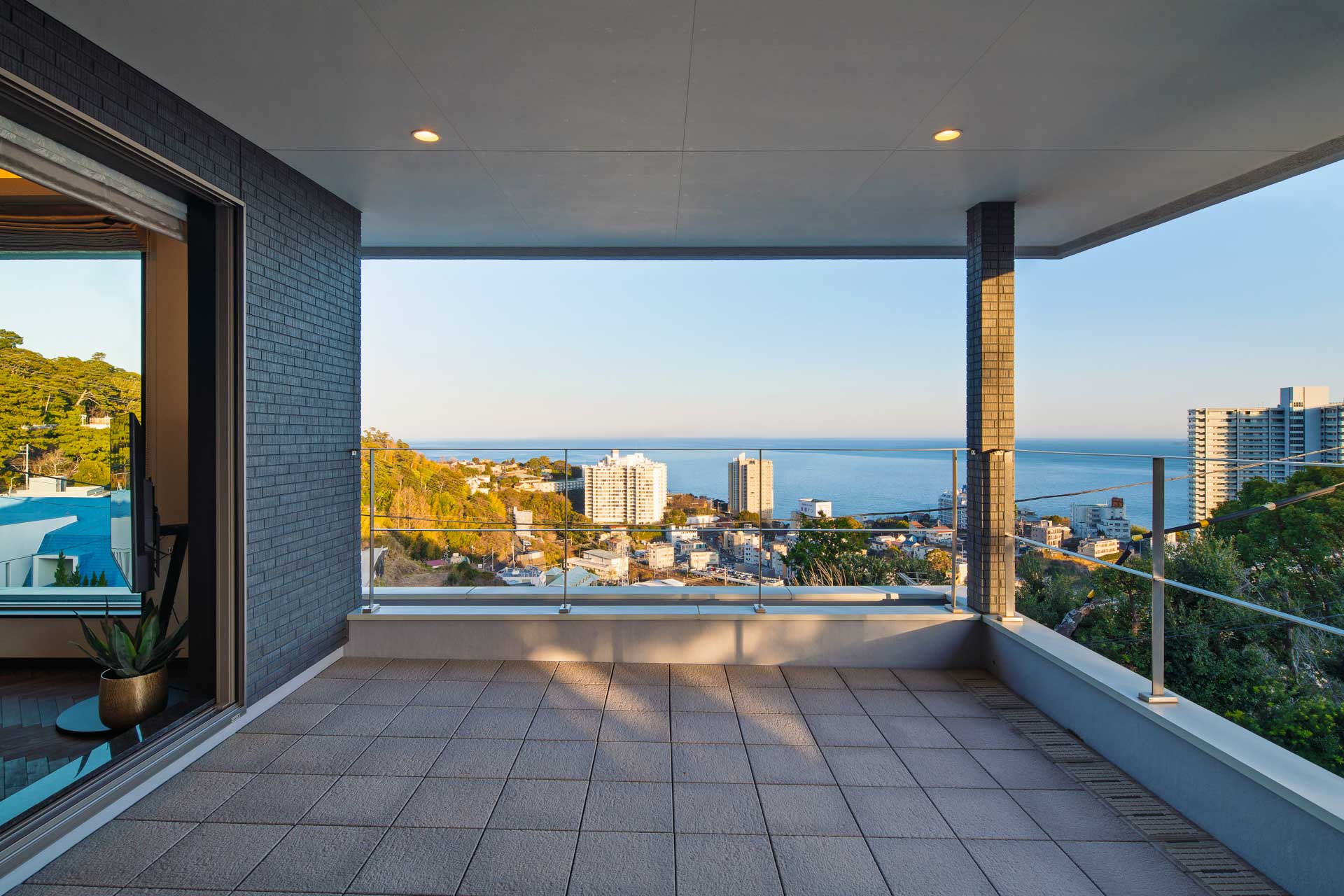 リビング横のバルコニーで贅沢時間を