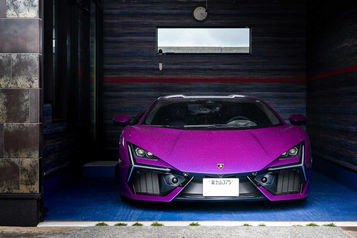 大切な愛車を潮風から守る、余裕ある2台分の専用ガレージ