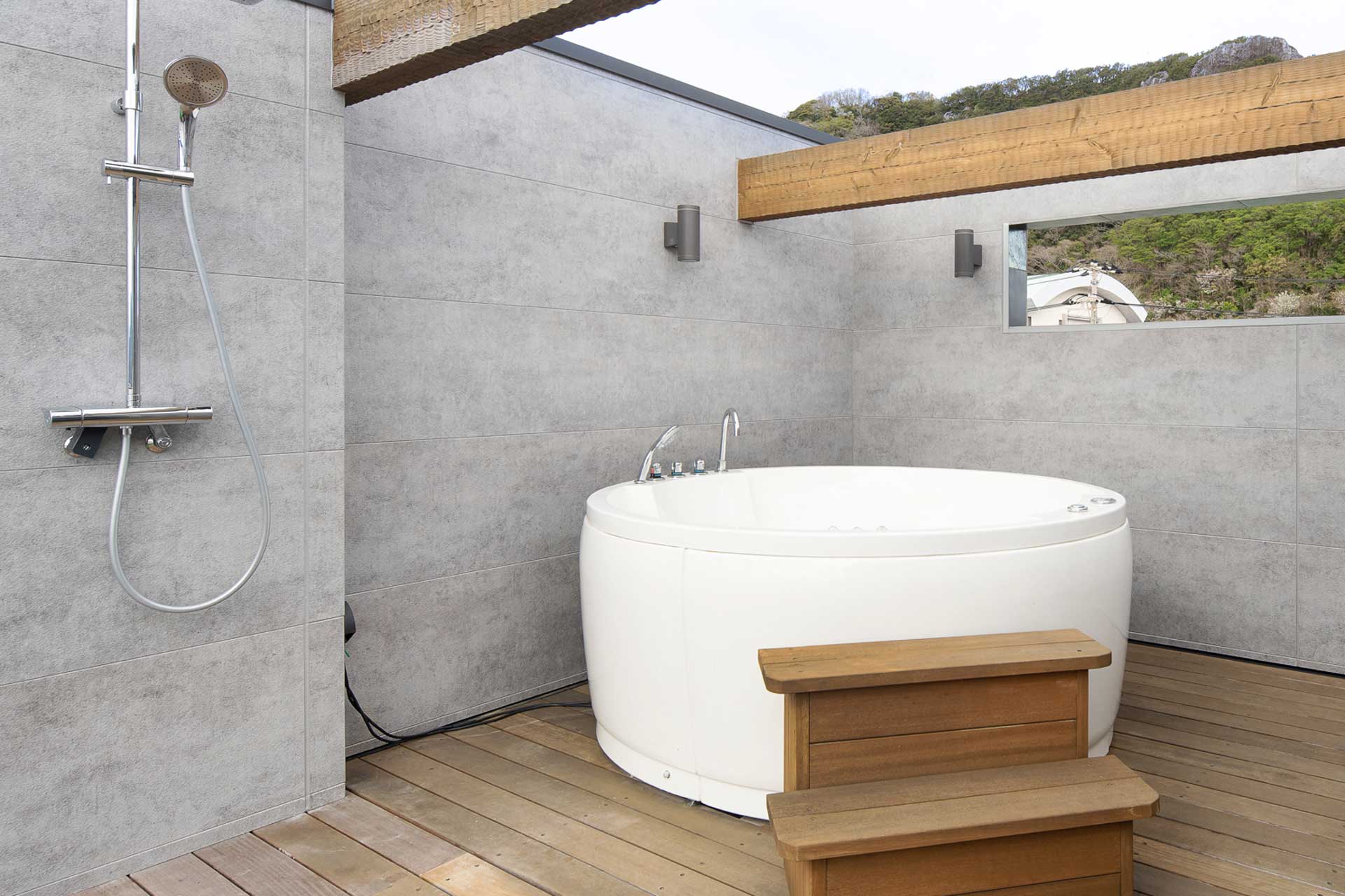 波音に包まれながらジャグジーに身をゆだねる、ここだけの贅沢な時間