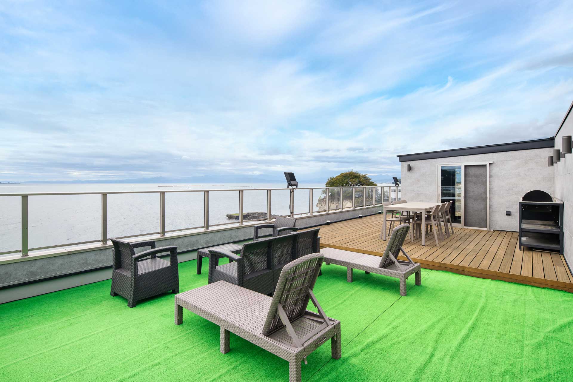 青空の下、屋上のプライベートキッチンで過ごす、美食と寛ぎに満ちたひととき